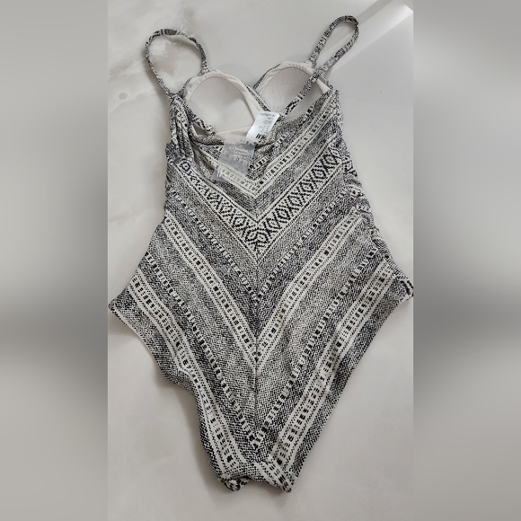 NEW w/Tag H&M Shaping Swimsuit Size 8 - Picture 4 of 5